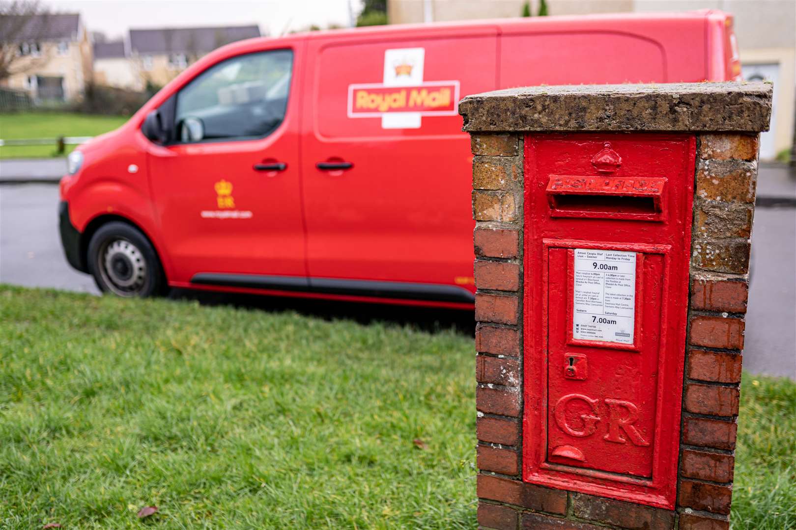 Royal Mail has responded to a Thatcham town councillors concerns