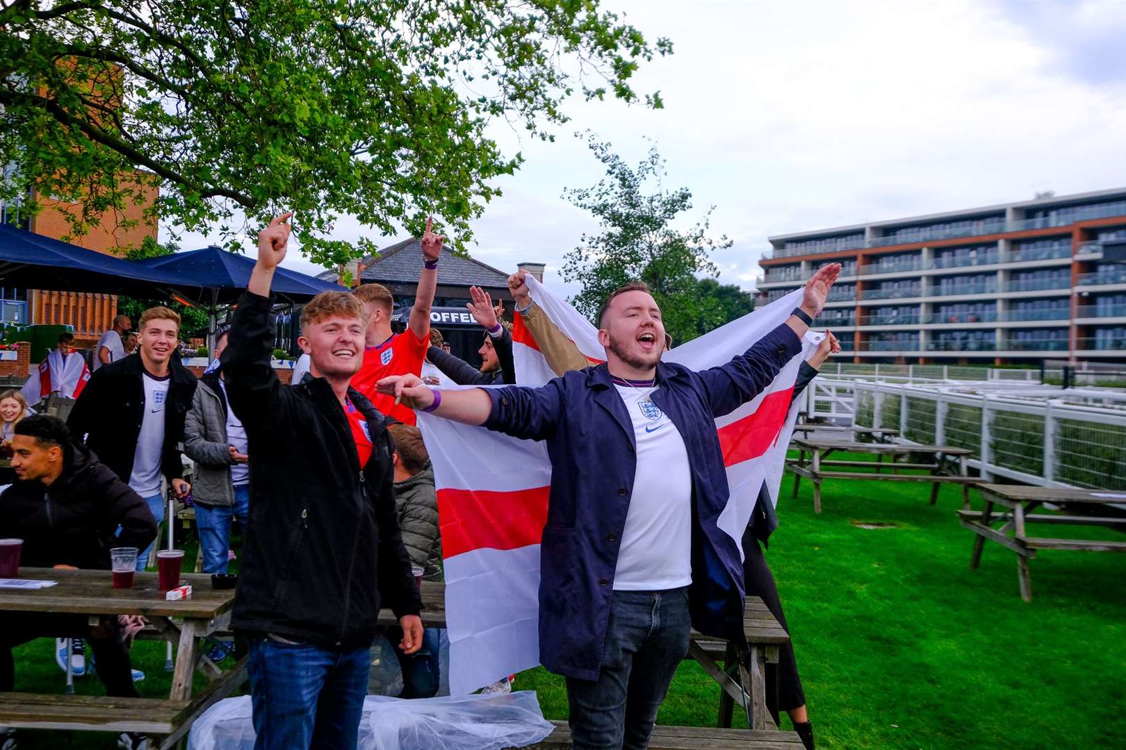 England fans watch the game at Newbury Racecourse.Ref: 28-0921.. (49112211)