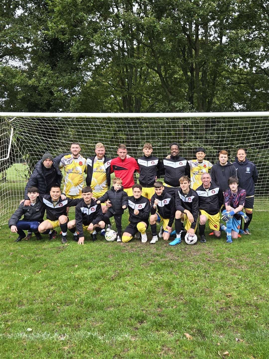 Frilsham FC of Newbury Sunday League line up for a photo
