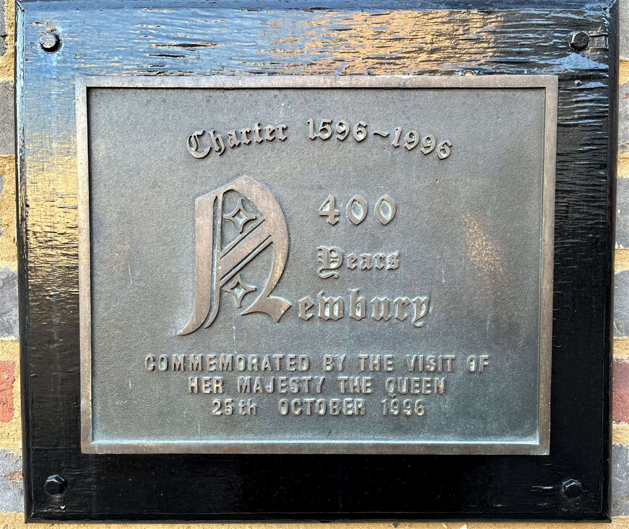 Plaque at Newbury Town Hall dedicated to Her Majesty's visit to mark the 400th anniversary of the town's royal charter