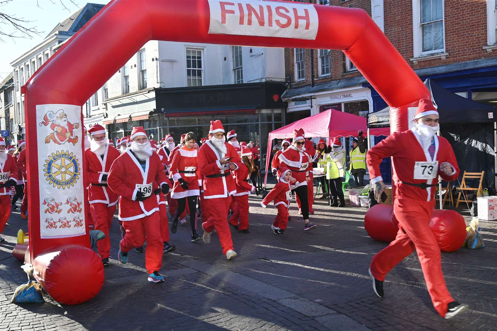 Newbury Santa Run pic chris forsey 28/11/21.Ref:48-1821. (53386141)