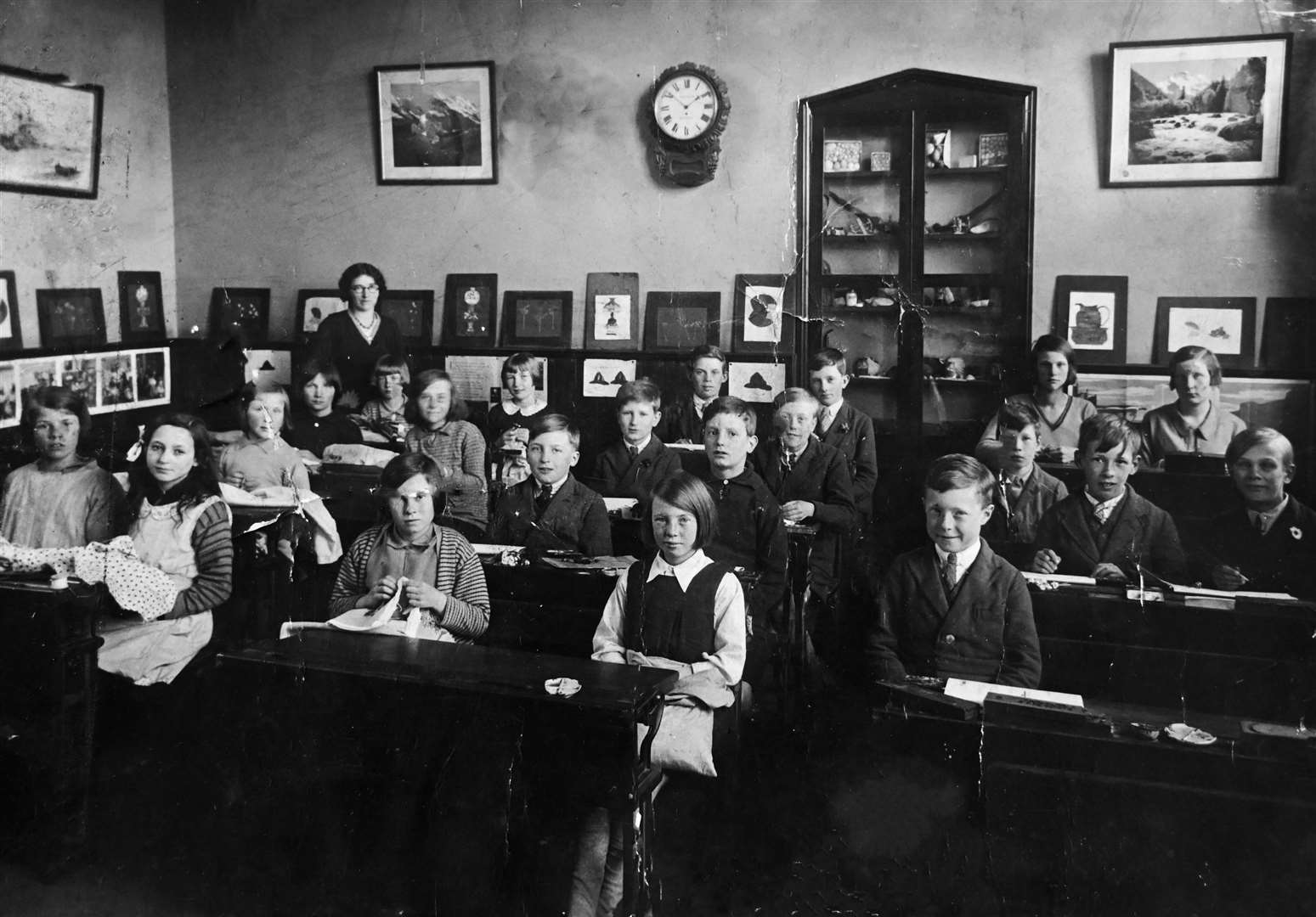 Senior class at Chaddleworth School, possibly 1930. Teacher at back is Mrs Rowlands, who served as headmistress until the early 1950s. Cabinet at back was the school museum