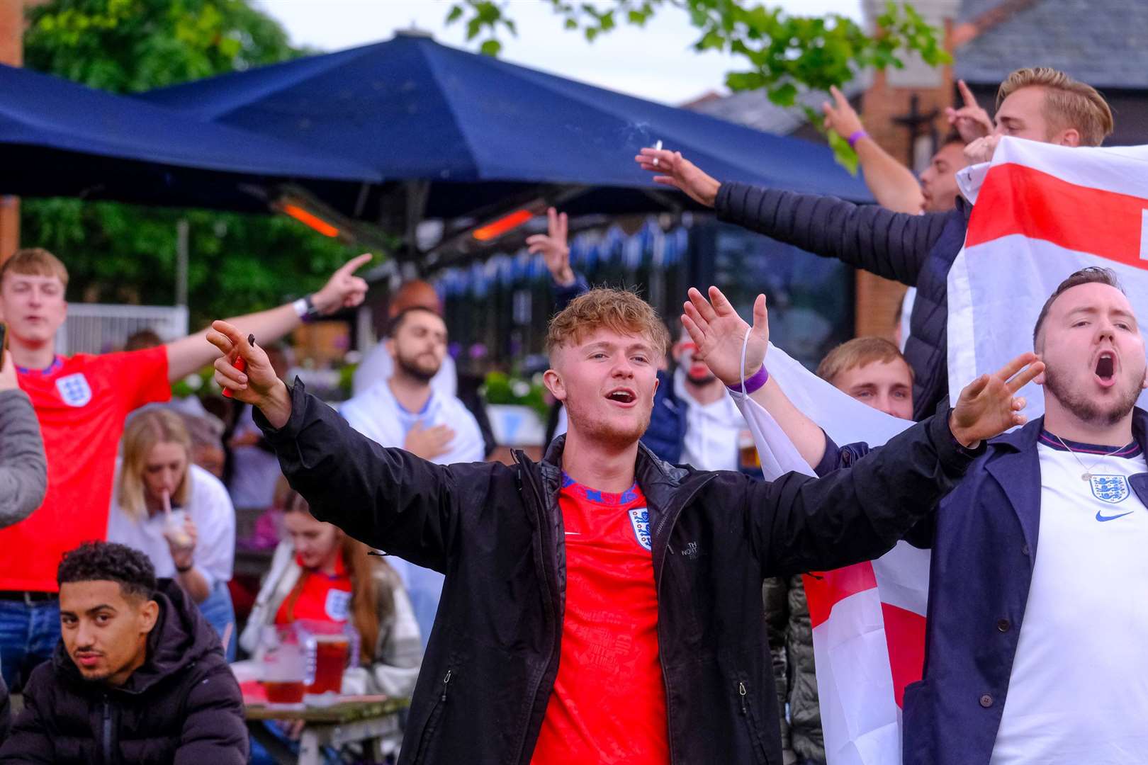 England fans watch the game at Newbury Racecourse.Ref: 28-0921.. (49112185)