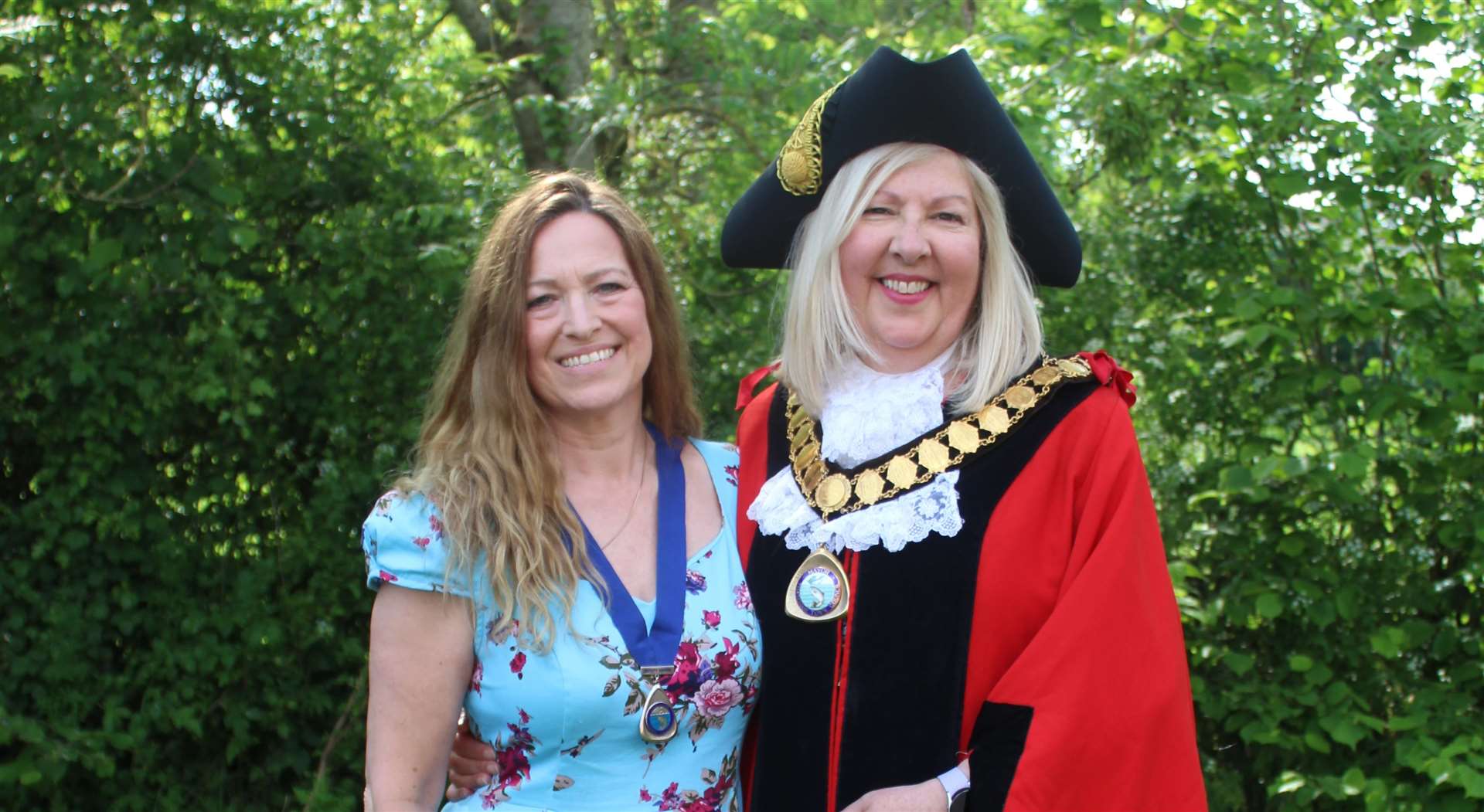 Deputy Mayor of Thatcham, Petra Pemberton, standing with Mayor of Thatcham, Suzanne Adamantos. Credit: Thatcham Town Council