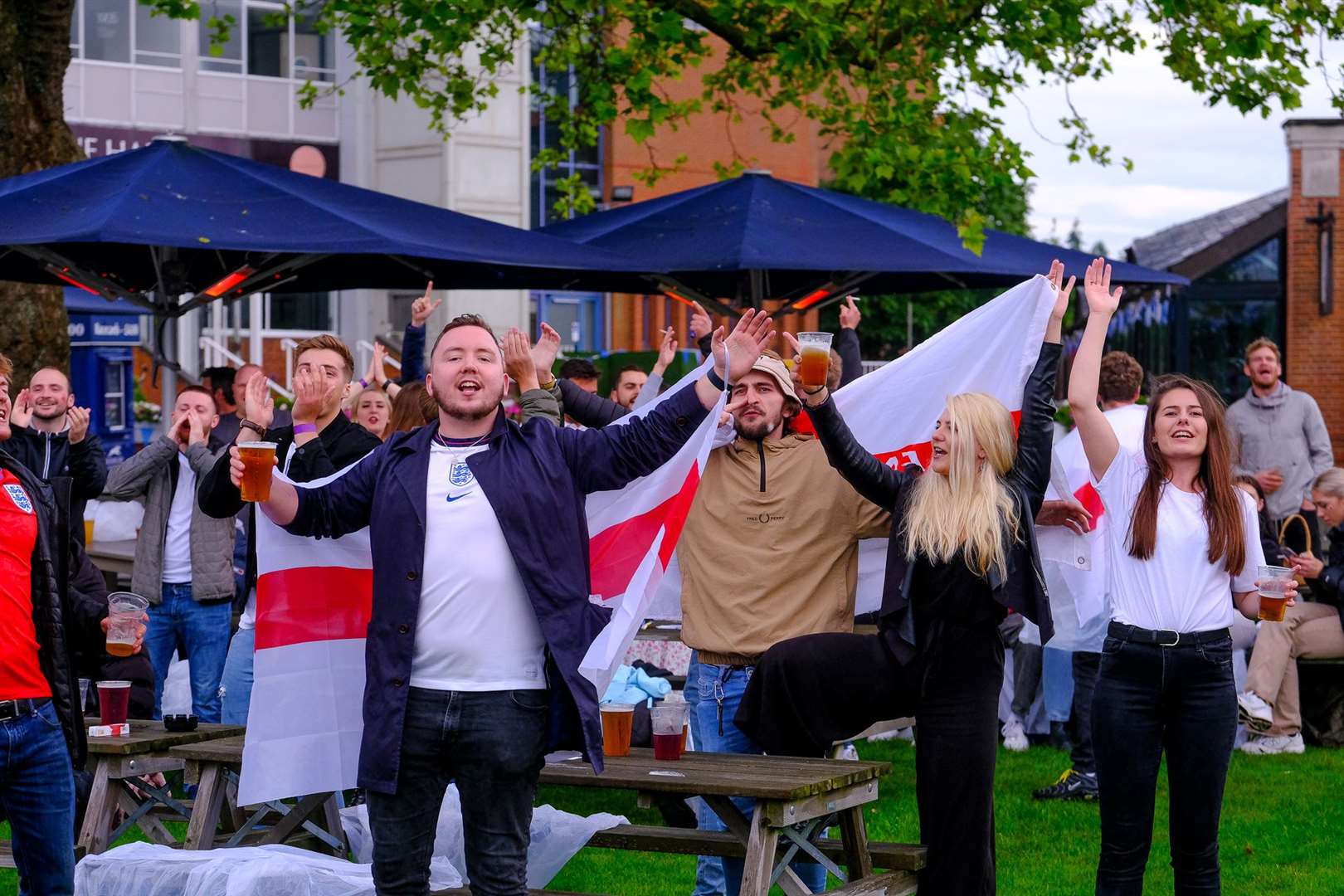 England fans watch the game at Newbury Racecourse.Ref: 28-0921.. (49112222)