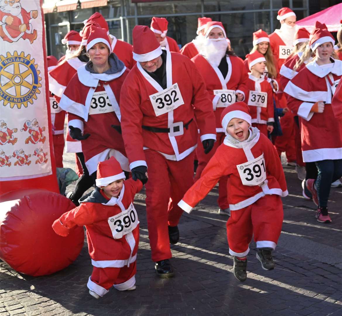 Newbury Santa Run pic chris forsey 28/11/21.Ref:48-1821. (53386147)