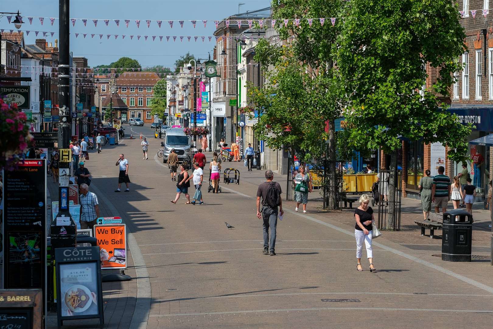 A few shoppers brave the heat in Northbrook Street Newbury