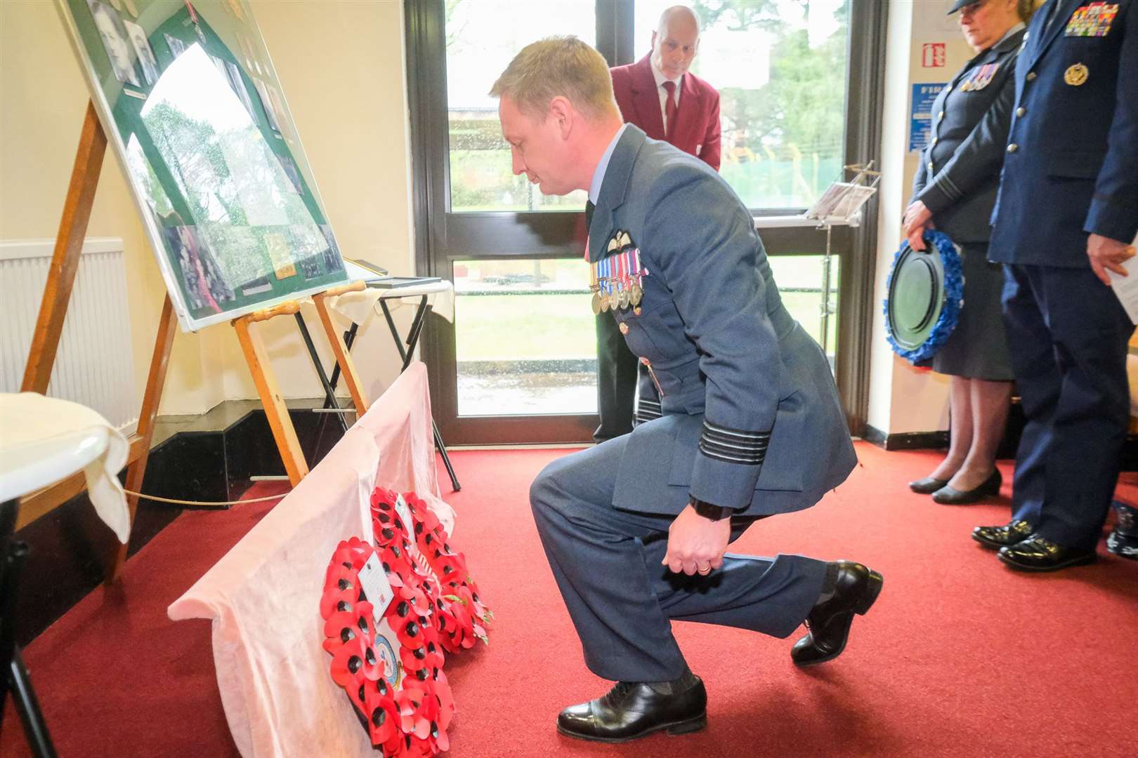 Wing commander of 101 Squadron, Paul Summers, laying a wreath