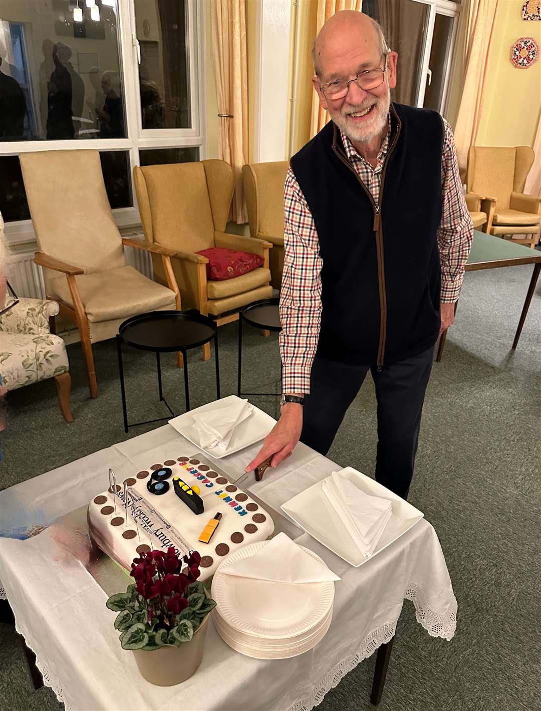 Joint founder Peter Dann cutting the cake to mark the 2,500th issue