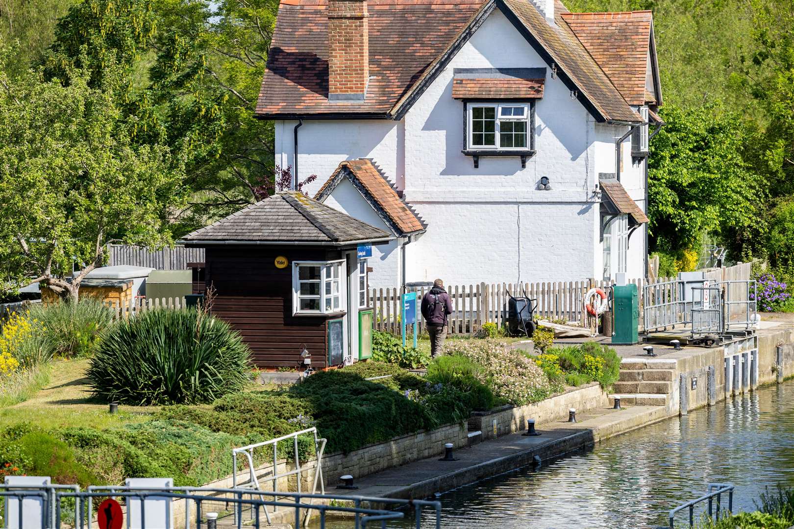 Weir and lock keepers along the River Thames have begun voting on strike action over safety concerns