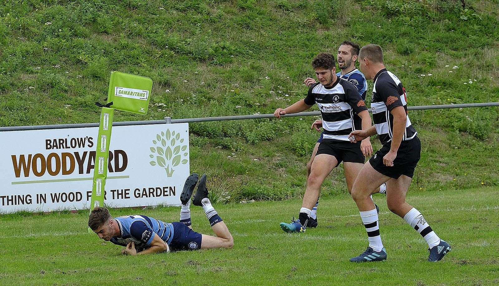 Jonny Lees touches down for Newbury's first score