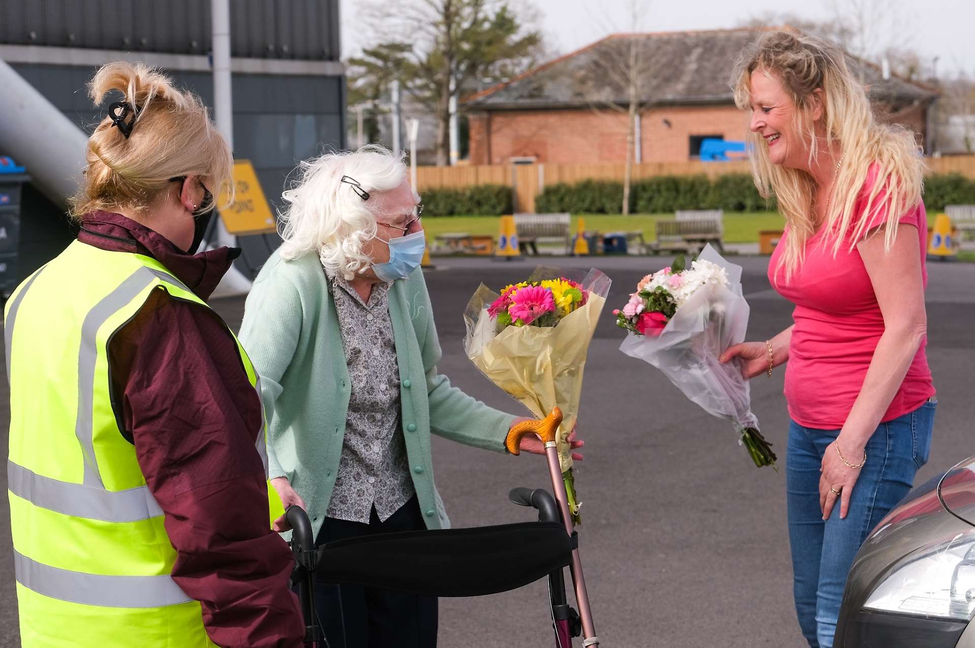 Tina Turner hands out flowers at the vaccination centre