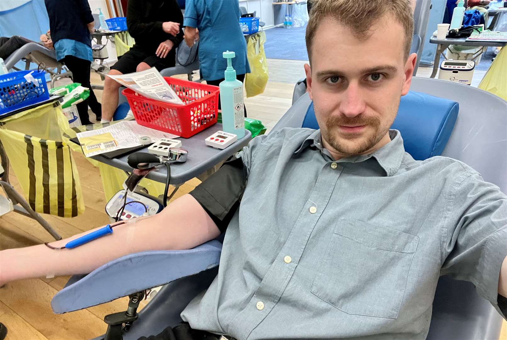 Reporter Mirek giving blood