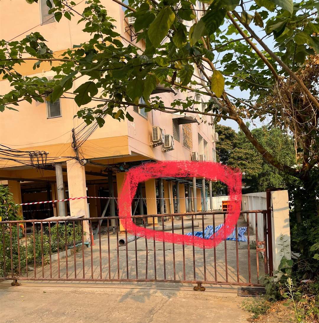 Some buildings in Chiang Mai are now being held up by supports (Picture by Jon Hicks)