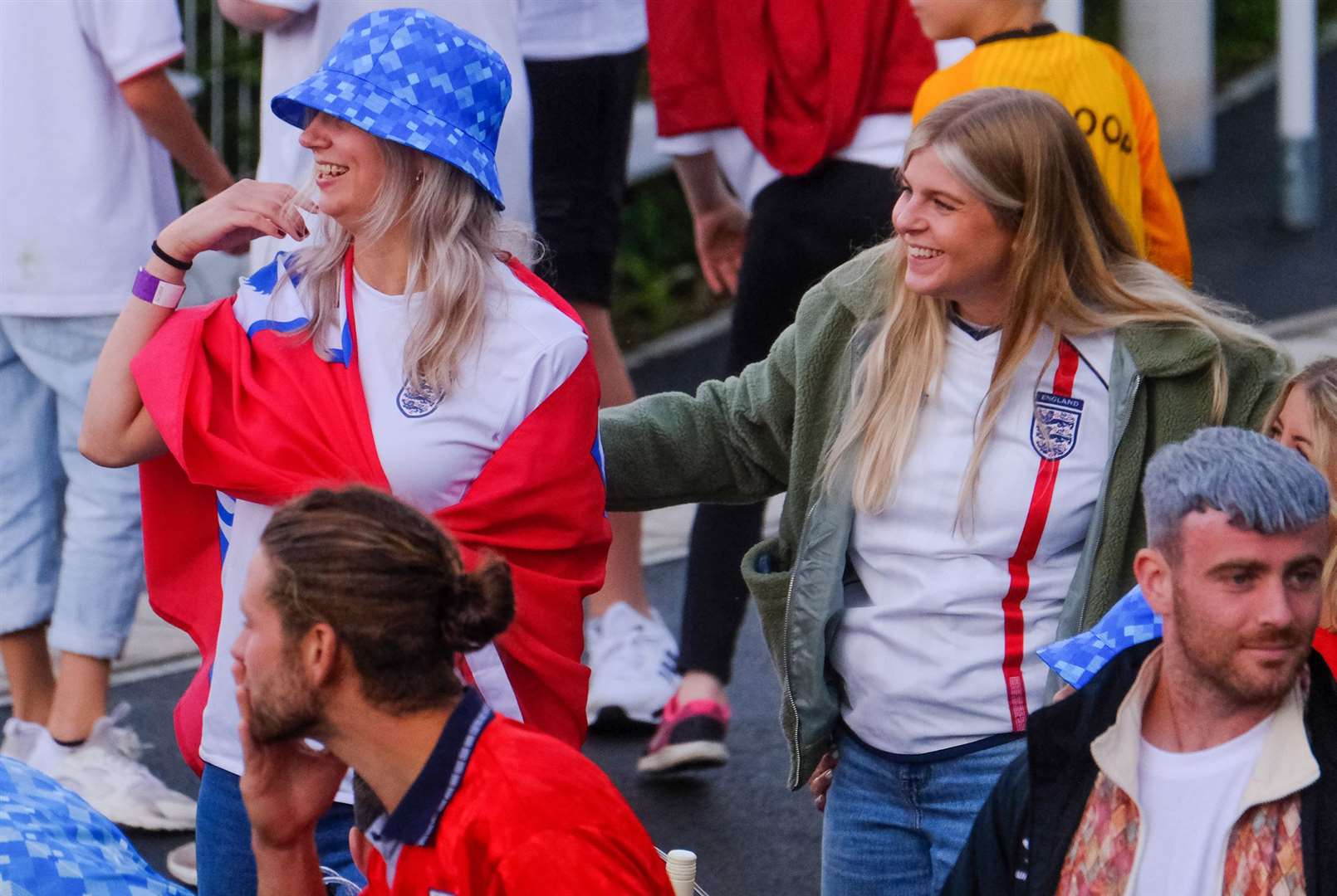 England fans watch the game at Newbury Racecourse.Ref: 28-0921.. (49112136)