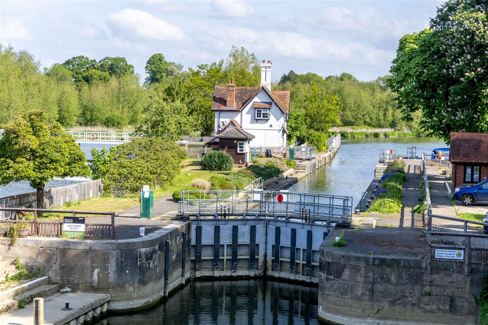 Weir and lock keepers along the River Thames have begun voting on strike action over safety concerns