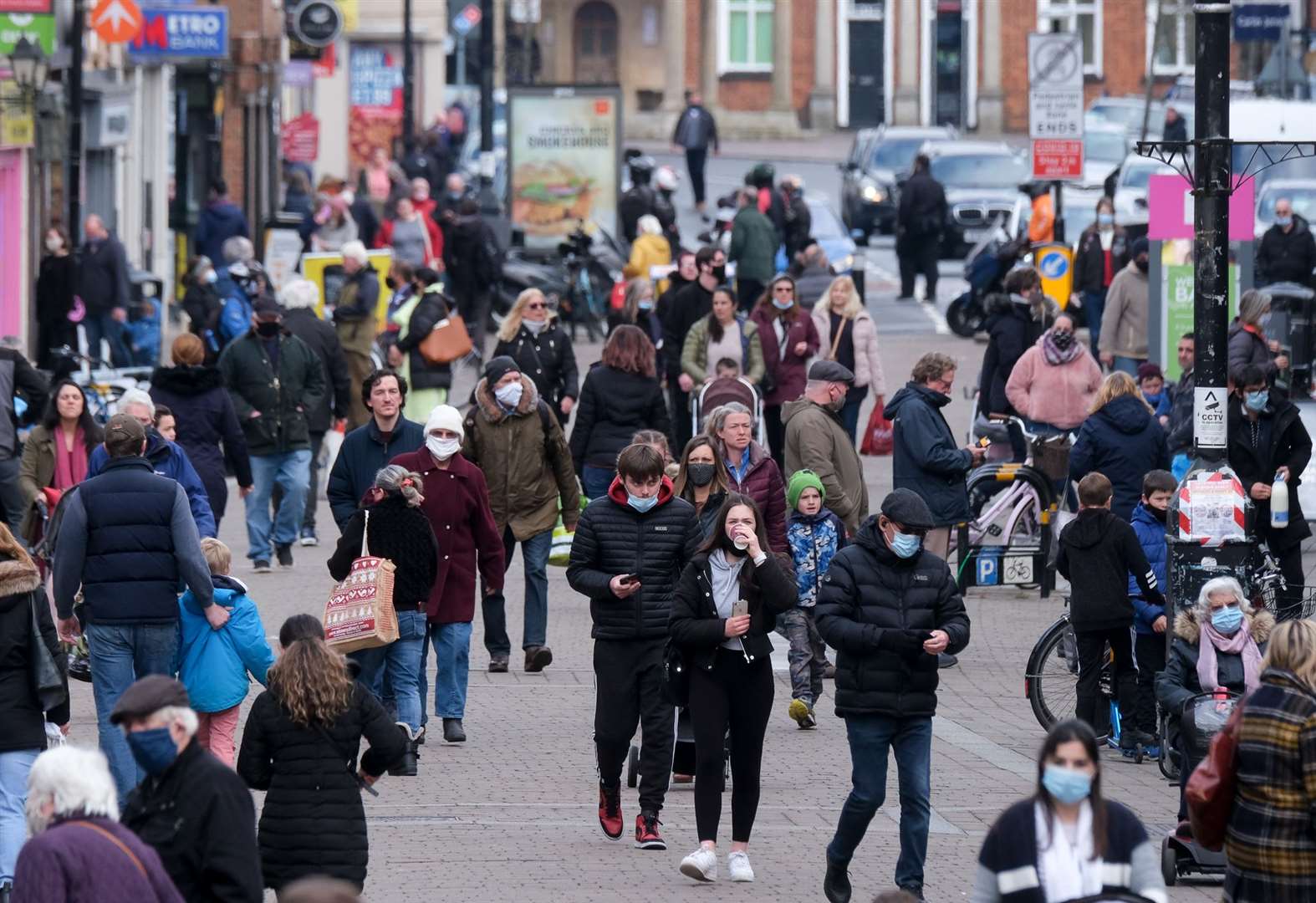 Shoppers back in Northbrook street (46090608)