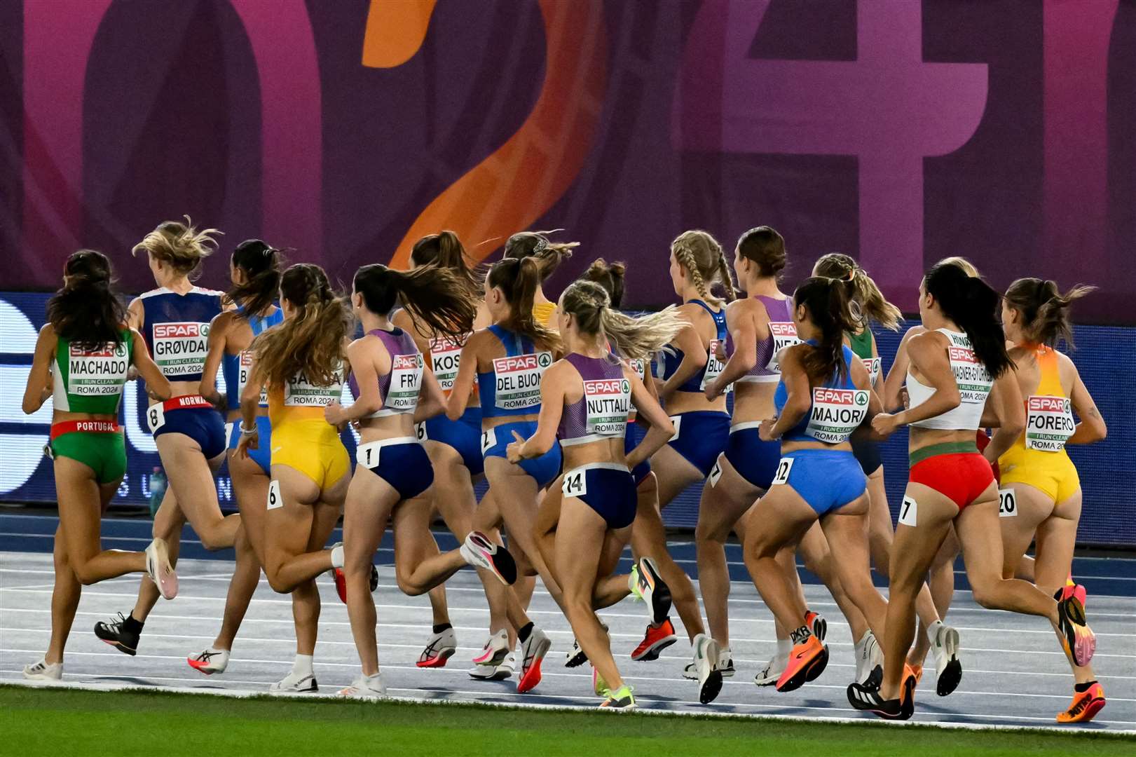 Izzy Fry (centre left) competes in the Women's 5000m at the 2024 European Athletics Championships in Rome