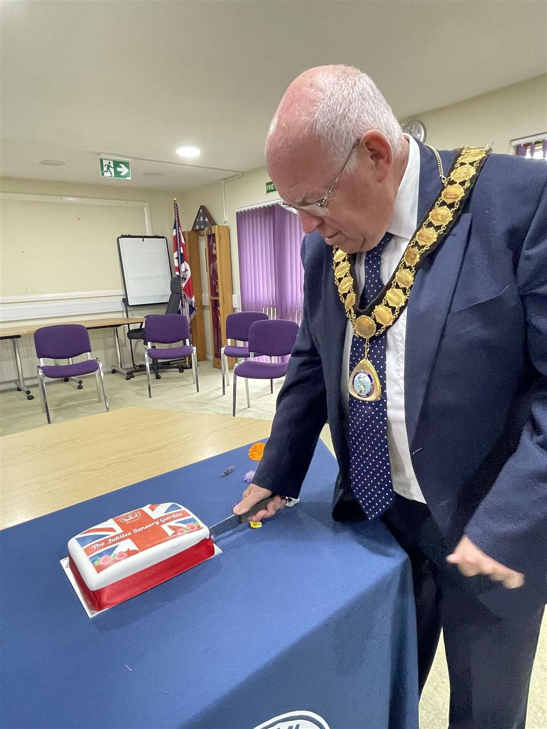 Mayor of Thatcham Jeff Brooks cutting the celebration cake (60047513)