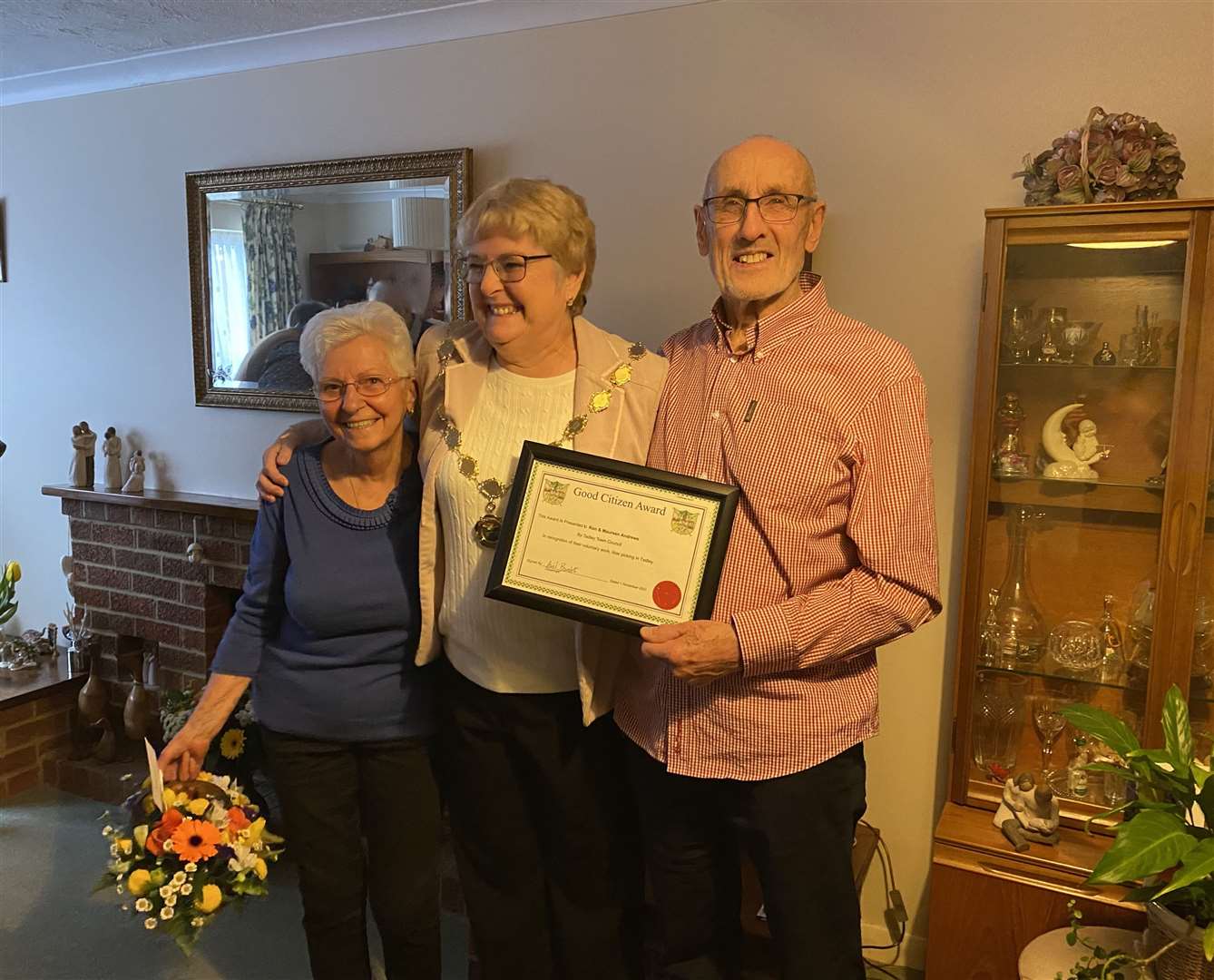 Tadley Town Council chairman Avril Burdett presents the award Maureen (left) and Ron Andrews (55160928)