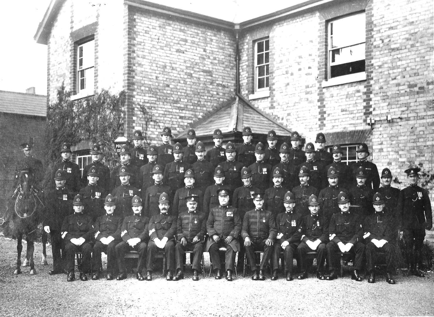 Albert and Newbury Constabulary in 1925 – Albert is standing next to the horseman. (47028701)