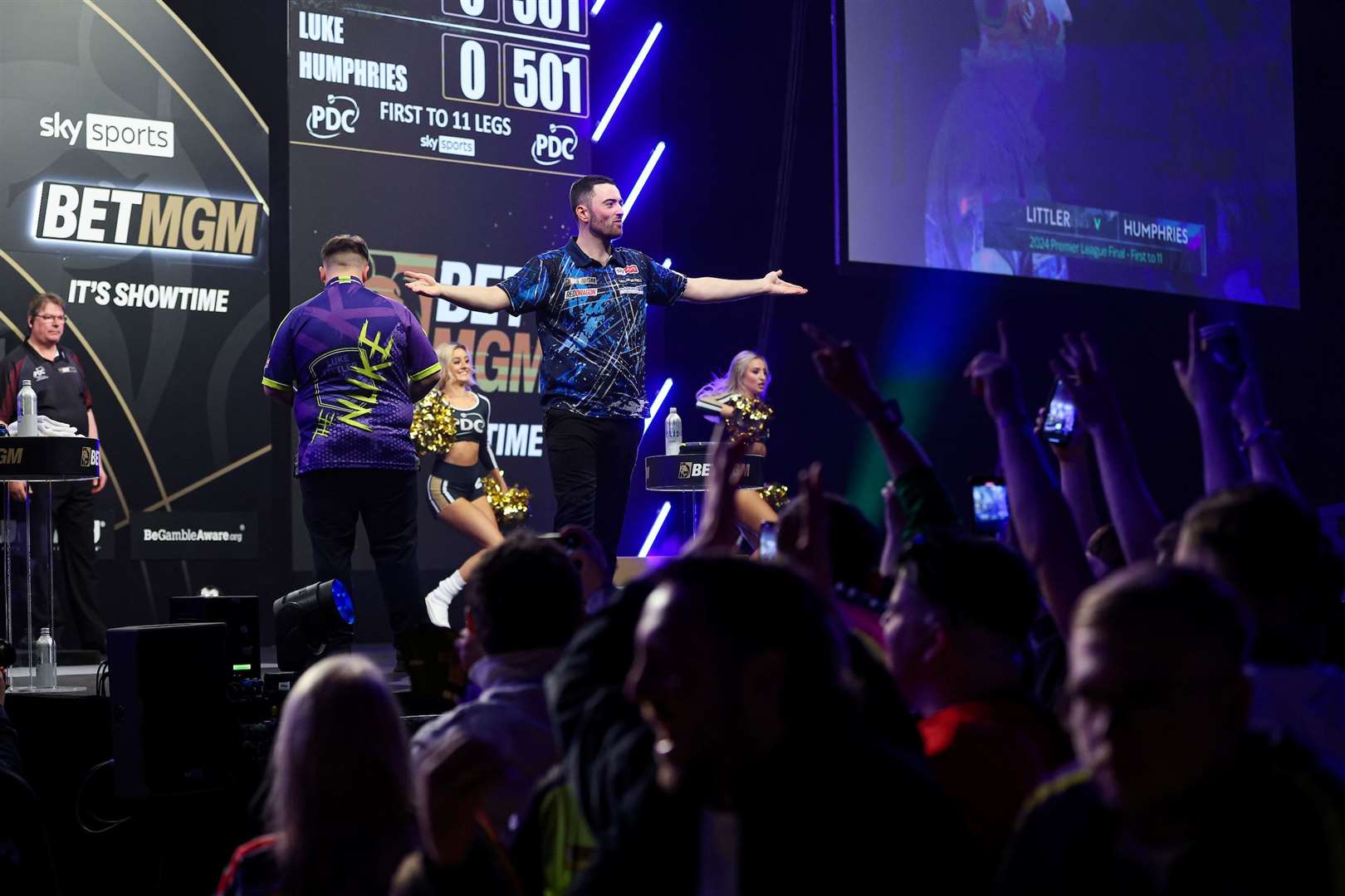 Luke Humphries encourages the crowd against Luke Littler - (PDC)