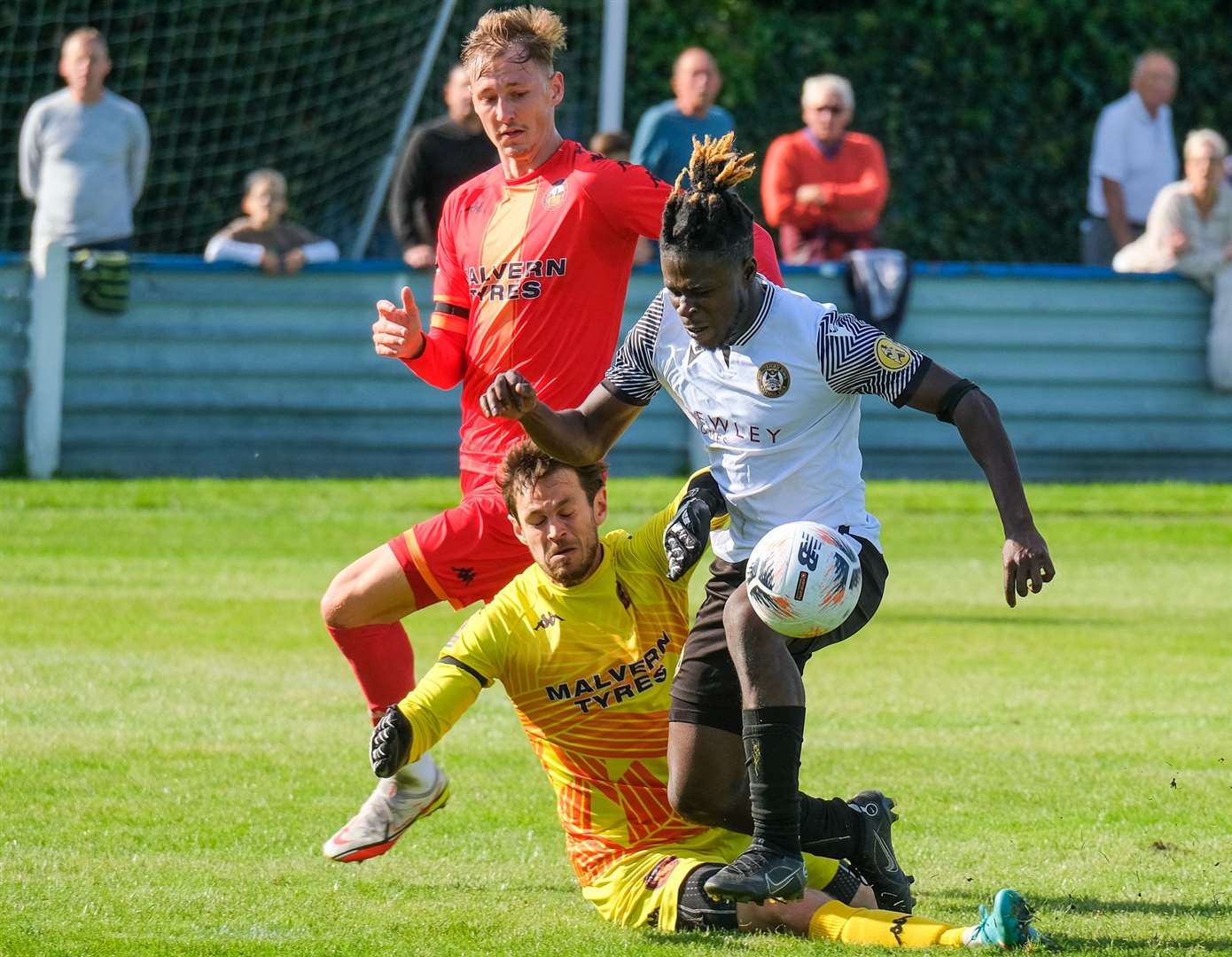 Leighton Thomas spurns a big chance