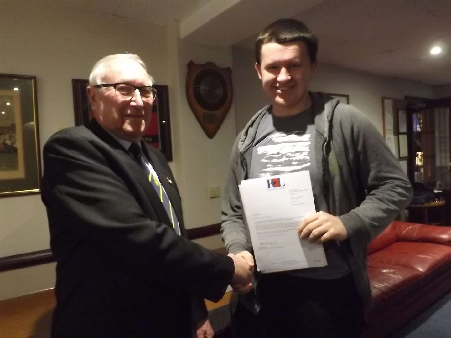 Keith Williams presenting a certificate to James Moxon for 10 years of service. Credit: Newbury RBL