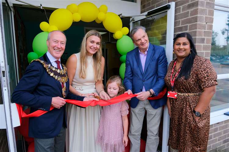 Mayor of Newbury Nigel Foot, school founder Aistė Callaghan with daughter Izabela, Lithuanian Ambassador to the UK Eitvydas Bajarūnas and Headteacher at Falkland Primary School, Kavashni Bamfield