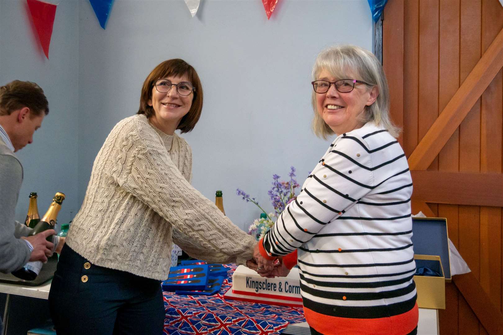 Mayor of Cormicy Chantal Lantenois and Kingsclere Twinning Association chair Sue Watson cutting the celebratory cake