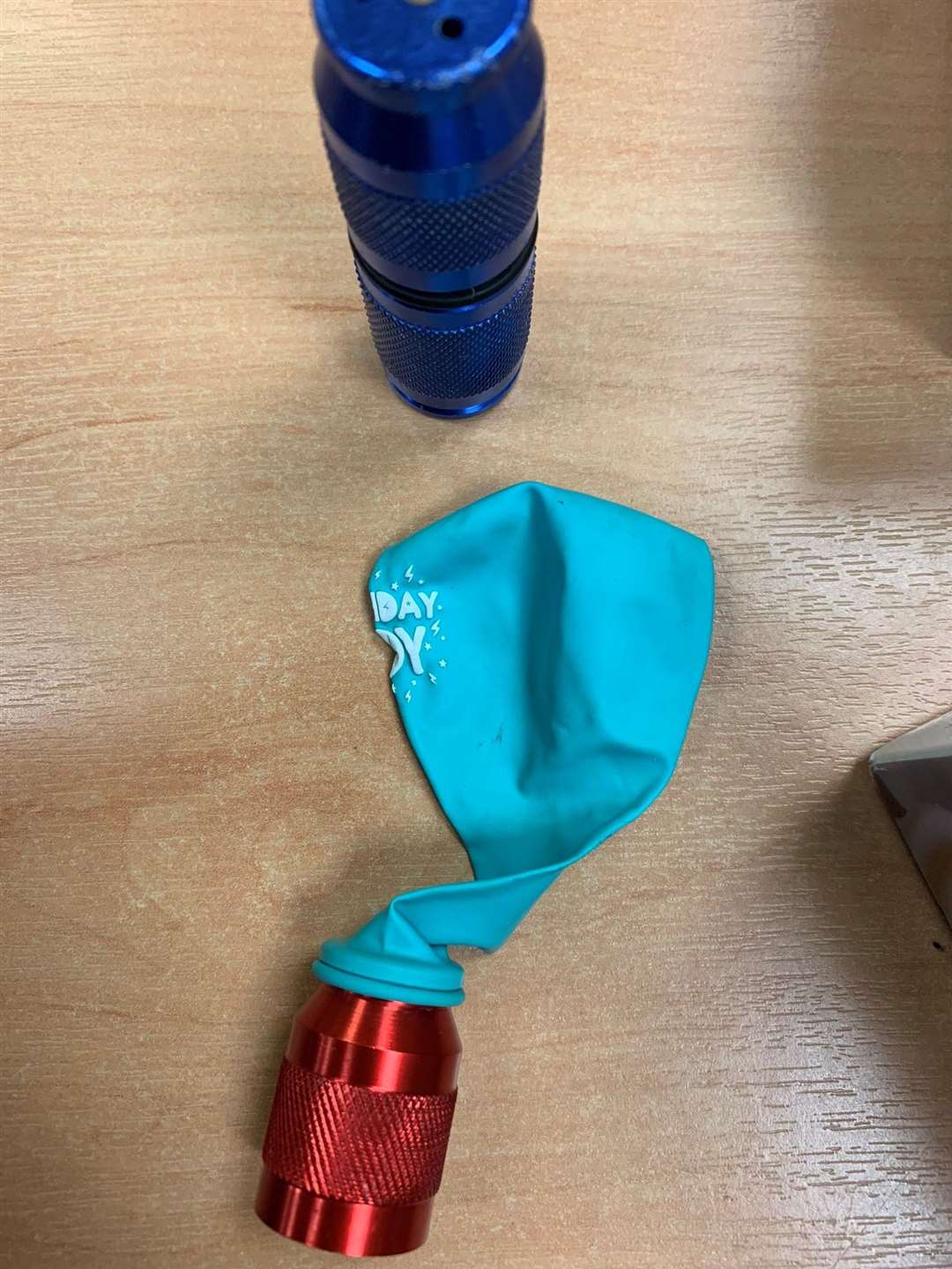 The balloon is fitted to the end of the nitrous oxide canister (54182442)