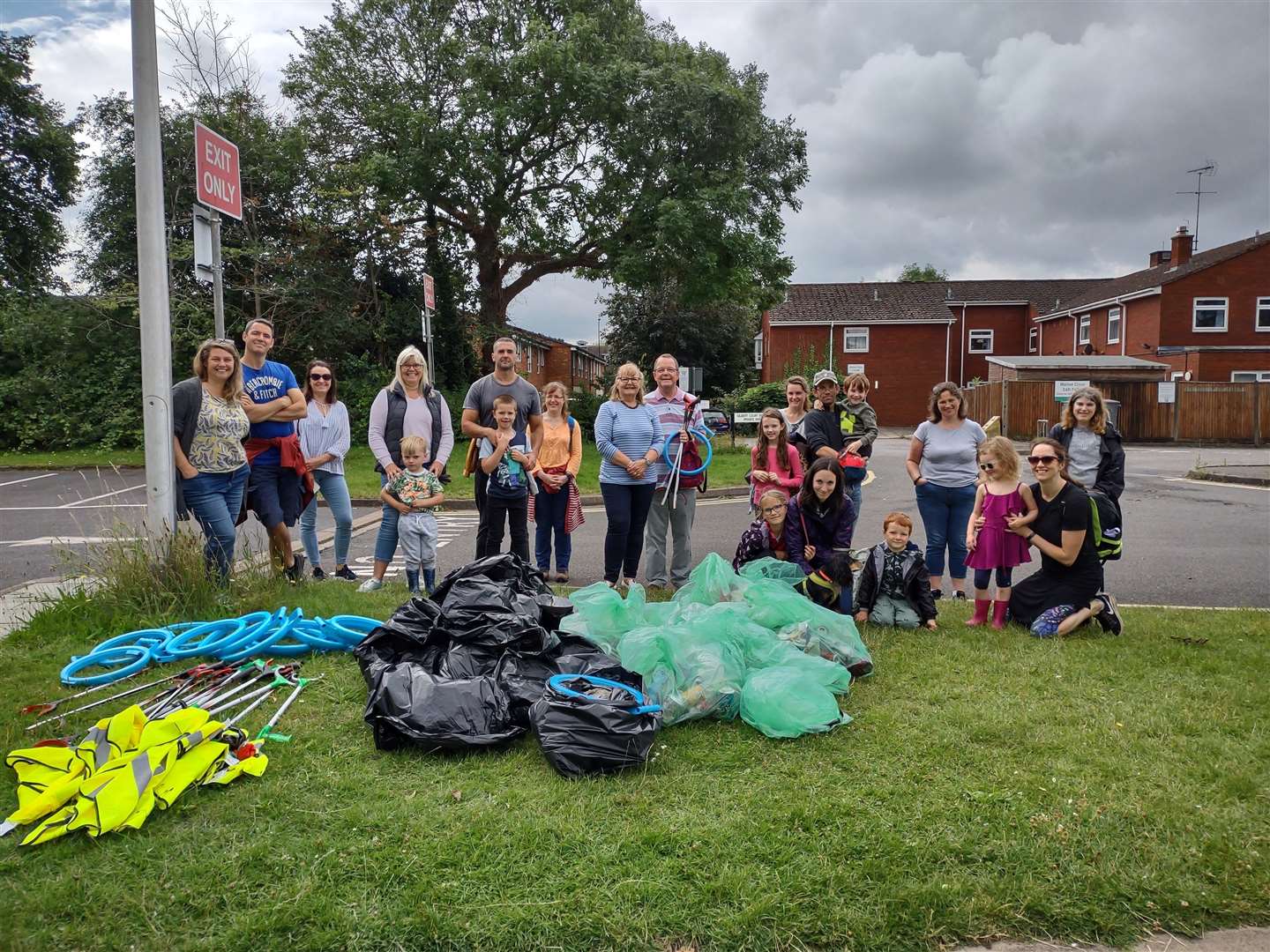 The Thatcham littler pickers. Picture by: Kate Dempsie. (51638148)