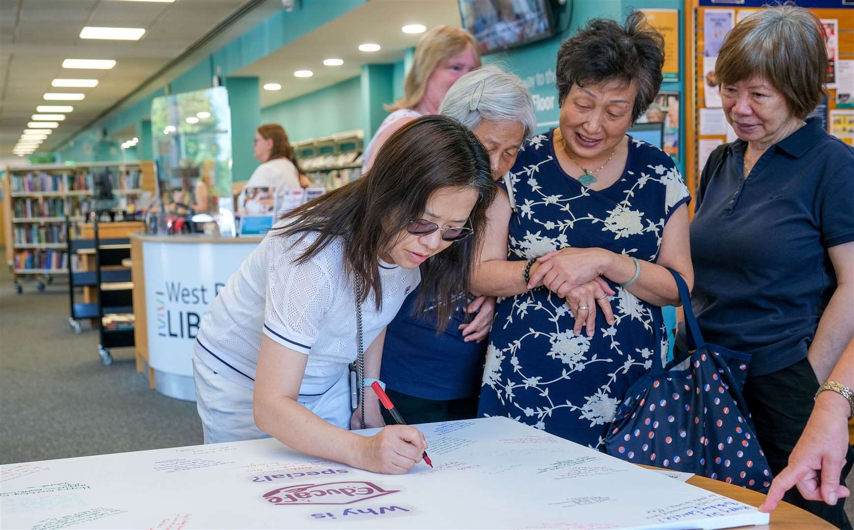 Visitors leave ‘thank you’ messages for Educafé