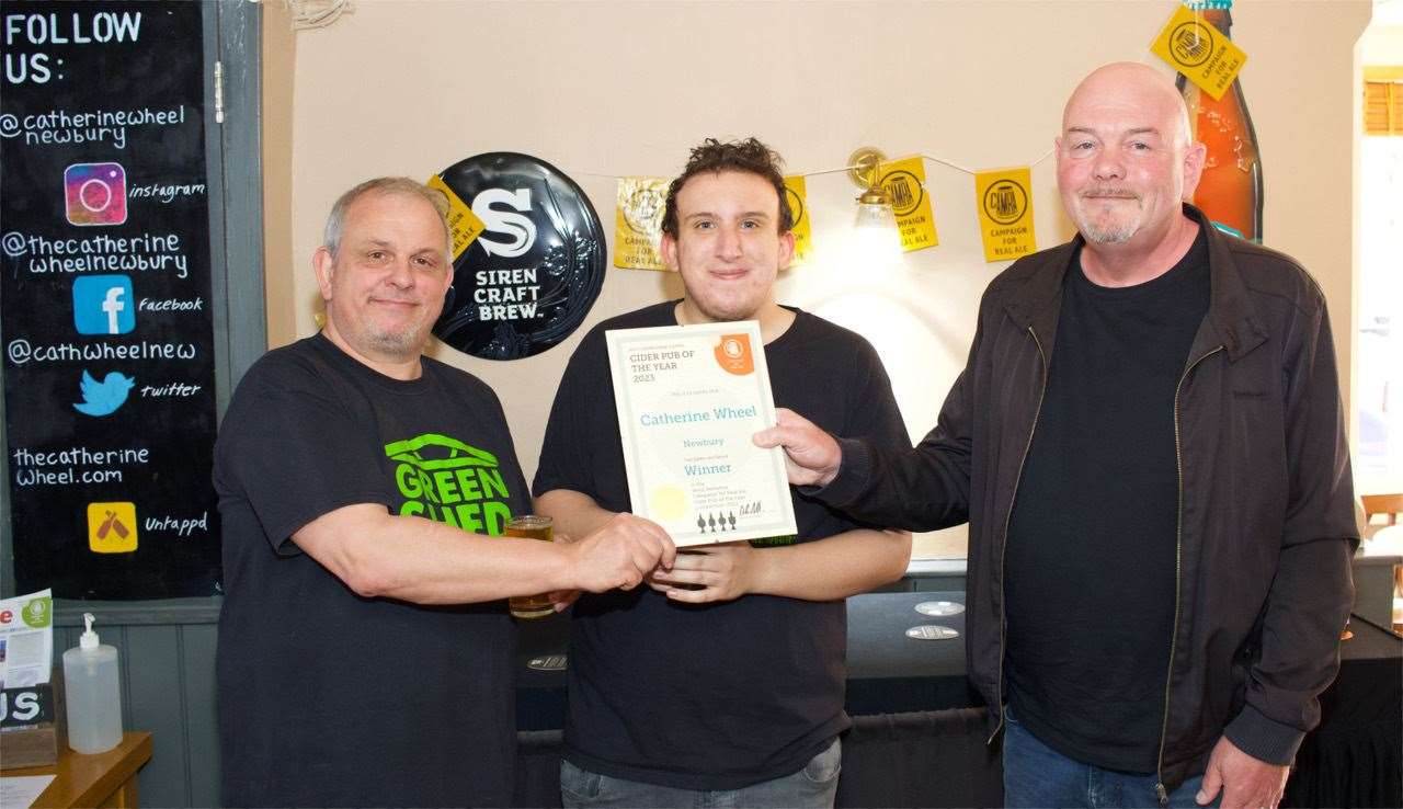 Pat Kyle presents award to landlord Warwick Heskins (left) and his son, Jack. Credit: Richard Lock
