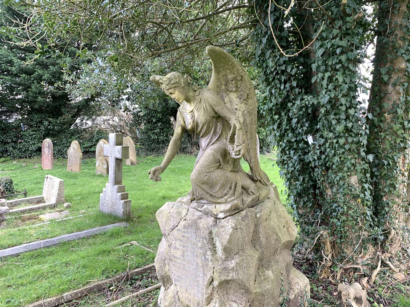 Angel on a tomb (55573326)