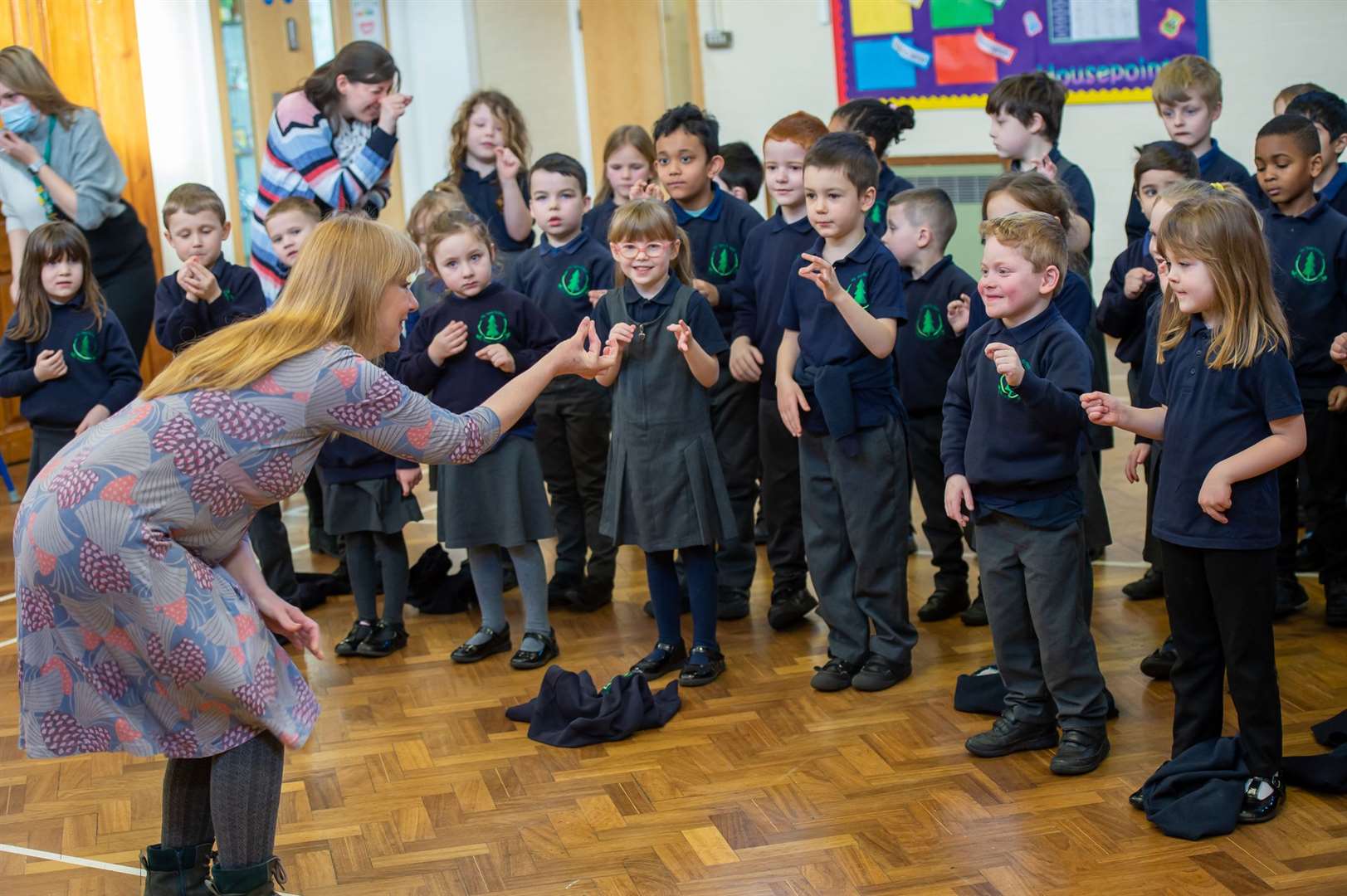 Merry-go-Round storyteller Amanda Kane-Smith with Key Stage 1 pupils at Fir Tree School. Picture by: David Wilson Homes