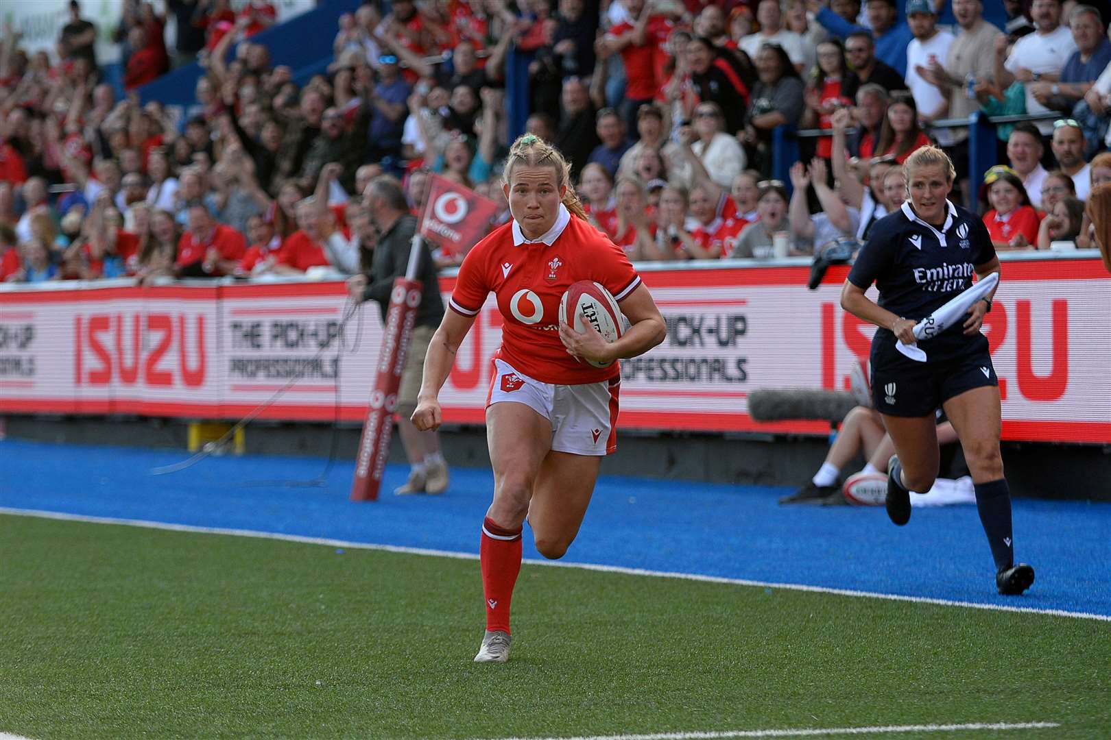 Carys Cox in action for Wales - Photo: @WelshRugbyUnion on X