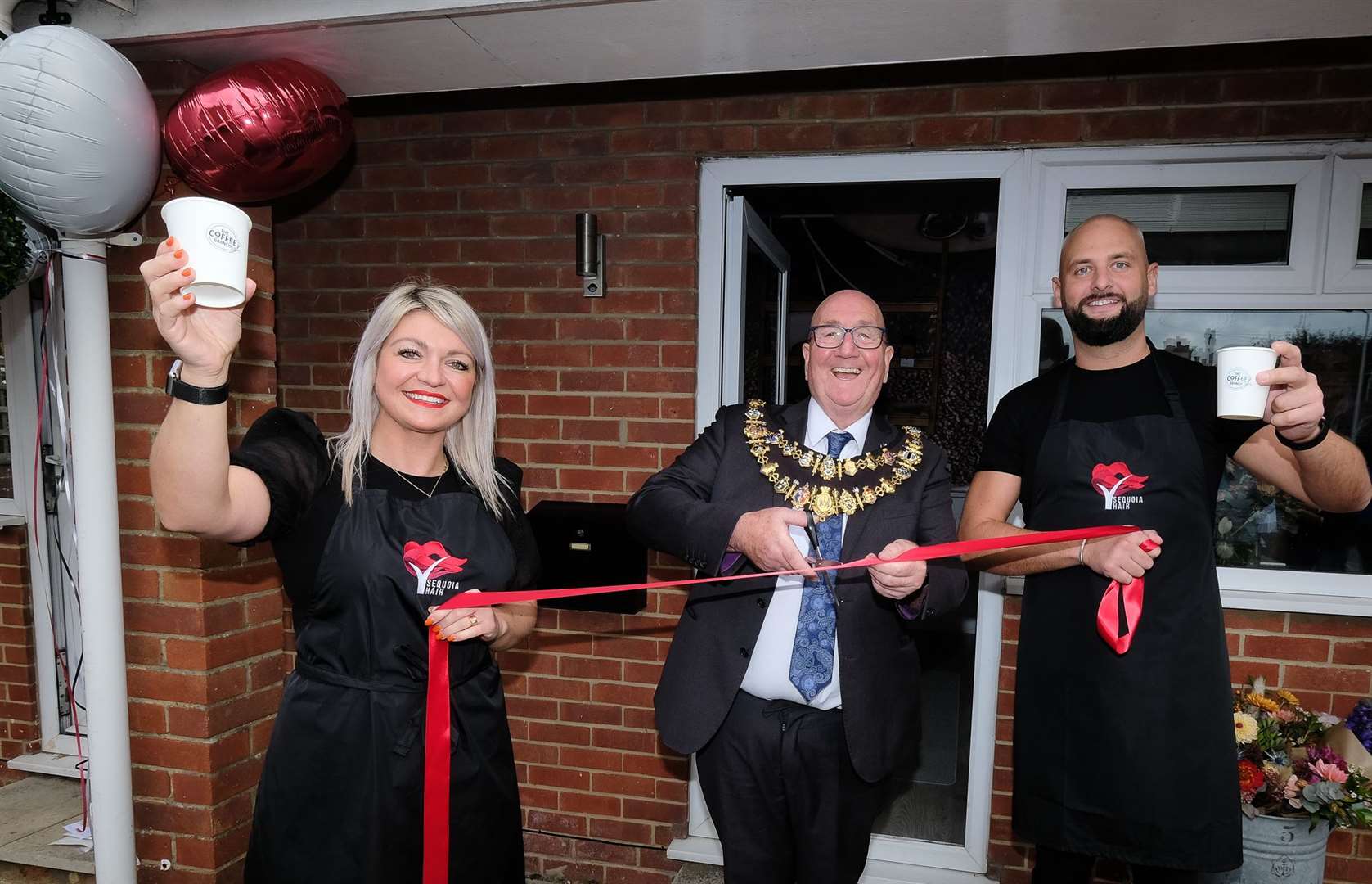 Mayor of Newbury Billy Drummond cuts the ribbon at The Coffee Branch. Ref: 44-0221. (52732213)