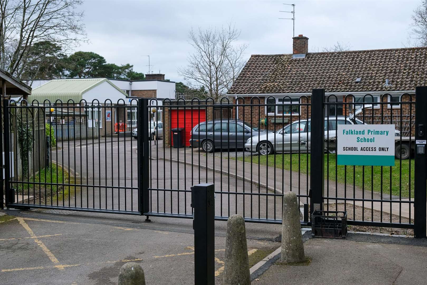 Falkland School. (54775653)