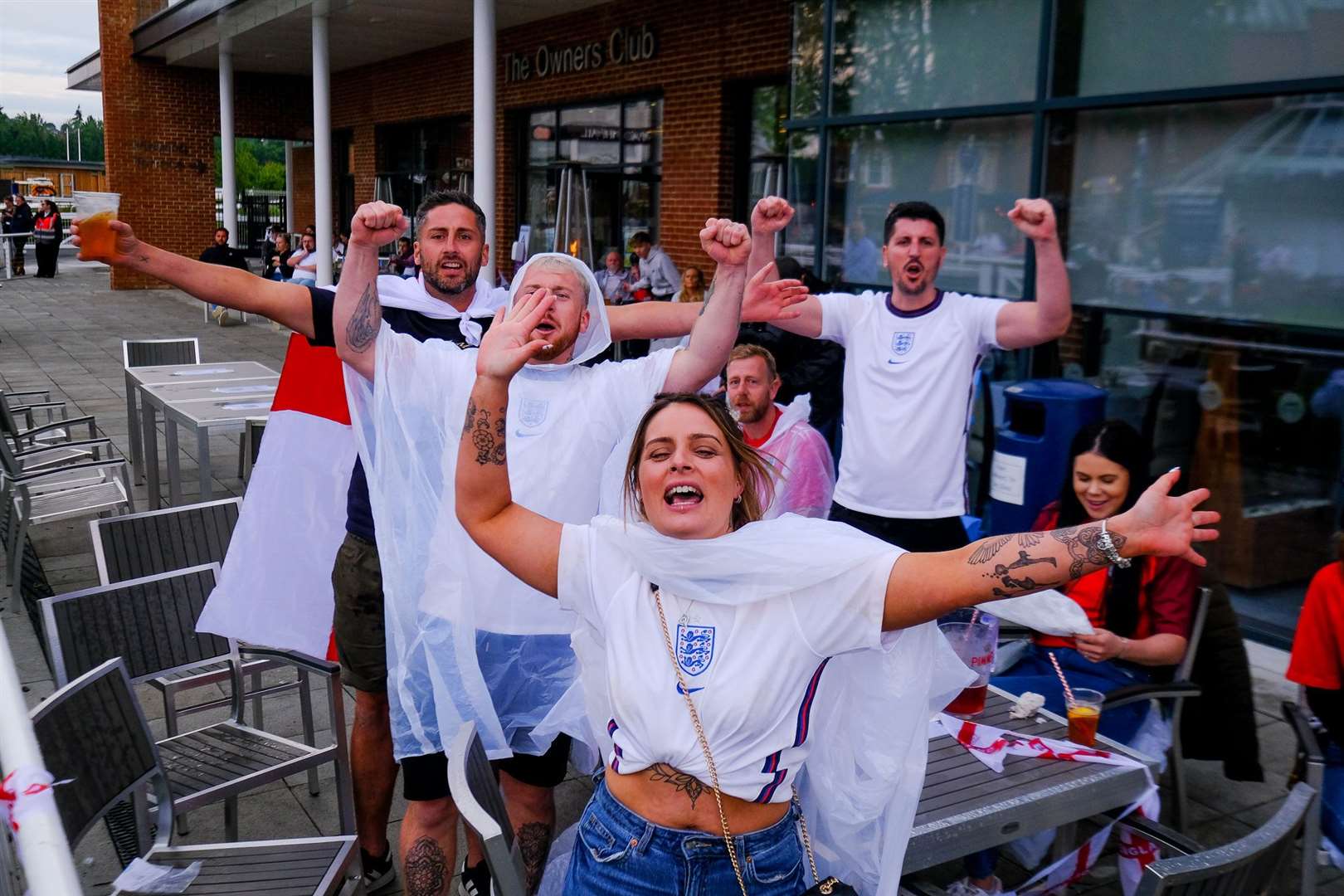 England fans watch the game at Newbury Racecourse.Ref: 28-0921.. (49112052)