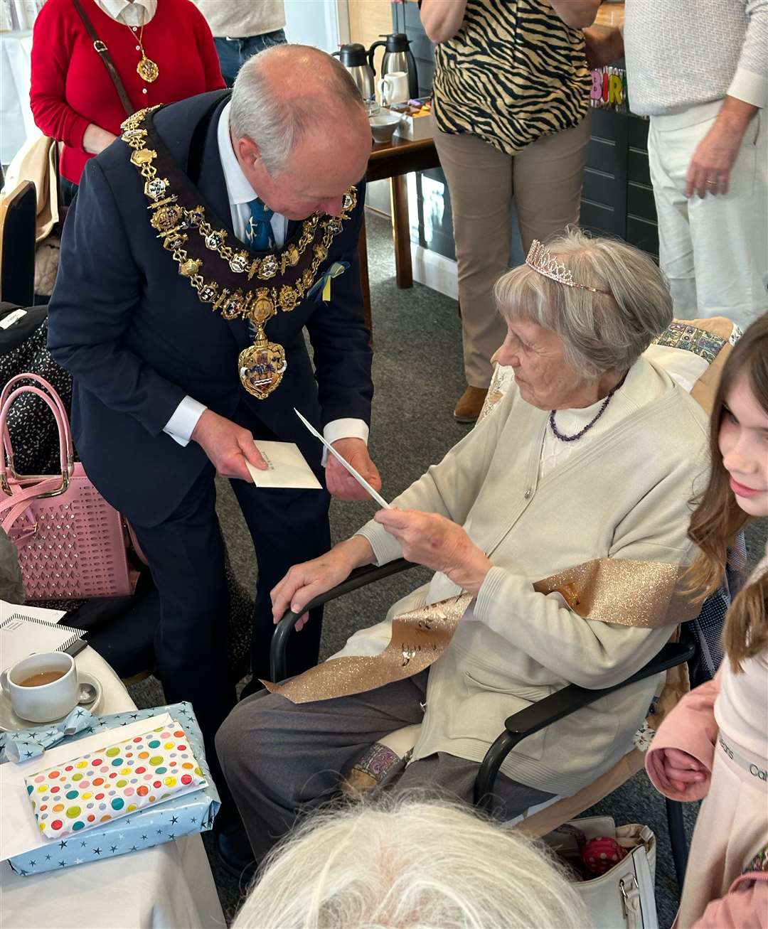 Newbury mayor Nigel Foot handing Muriel her birthday card from the King and Queen