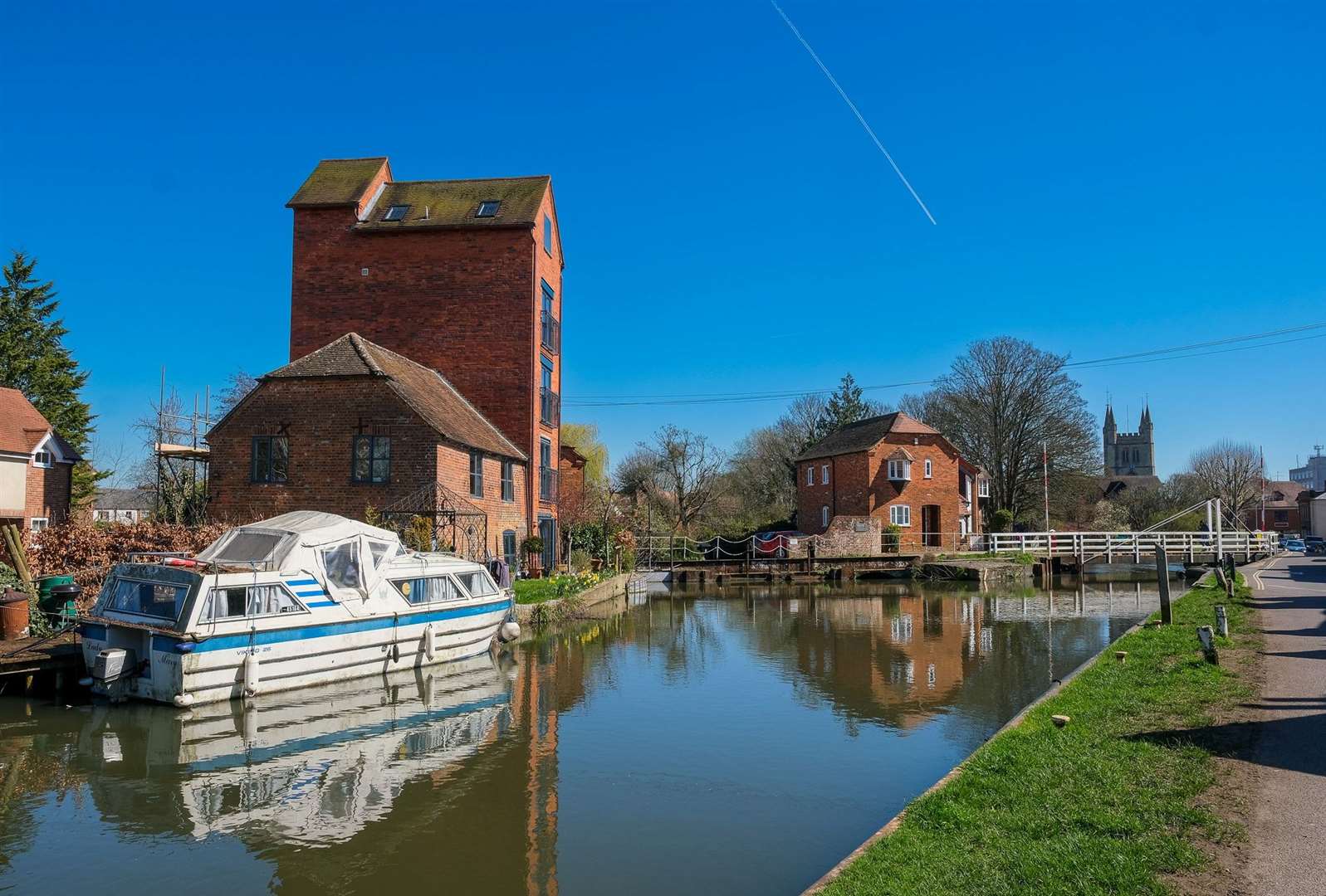 The Kennet and Avon canal in West Mills, Newbury