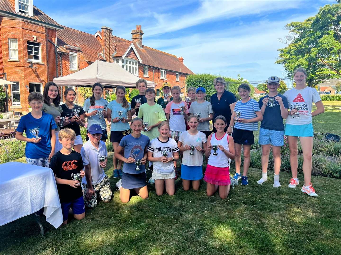 Clare Balding with the winners (58231916)