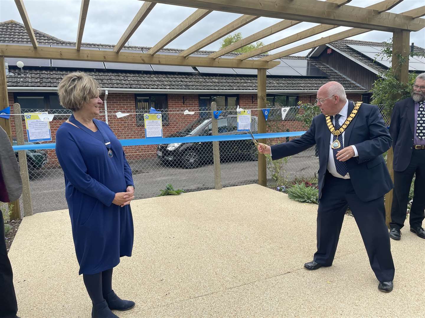 The mayor of Thatcham cutting the ribbon (60047511)
