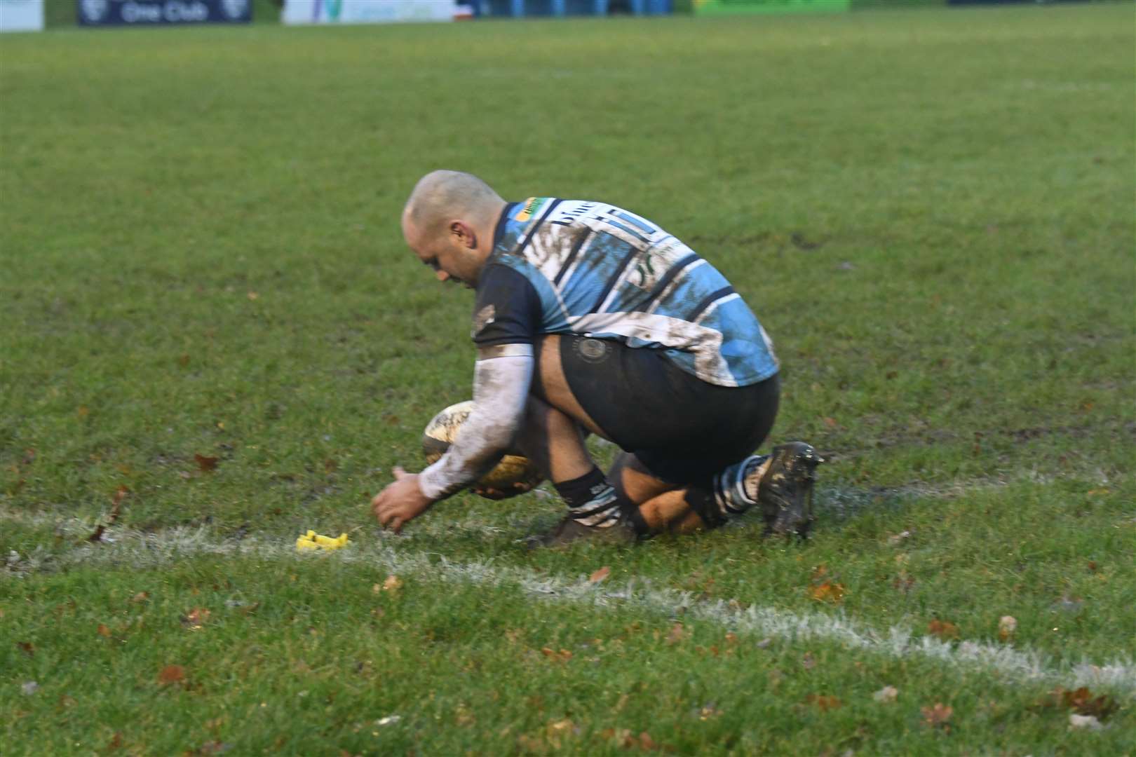 Captain Dan Thorne prepares to kick in terrible conditions - Photo: Peter Branch