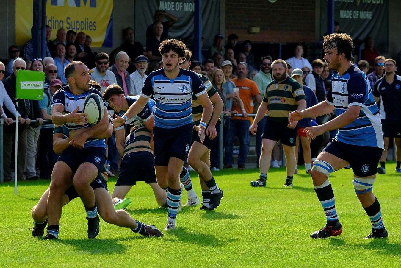 Skipper Dan Thorne offloads to set up Alex Du Sautoy
