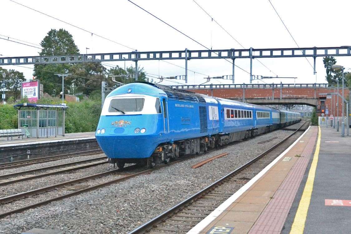 Blue Pullman travelling through Newbury station. Pictures by: Marion Canning