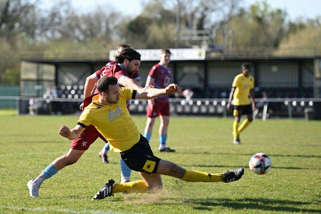 Tadley Calleva vs Horley Town - Photo: Rob Mellor