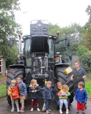 Berkshire Farm Girl visits Ladybirds pre-school to talk about farming
