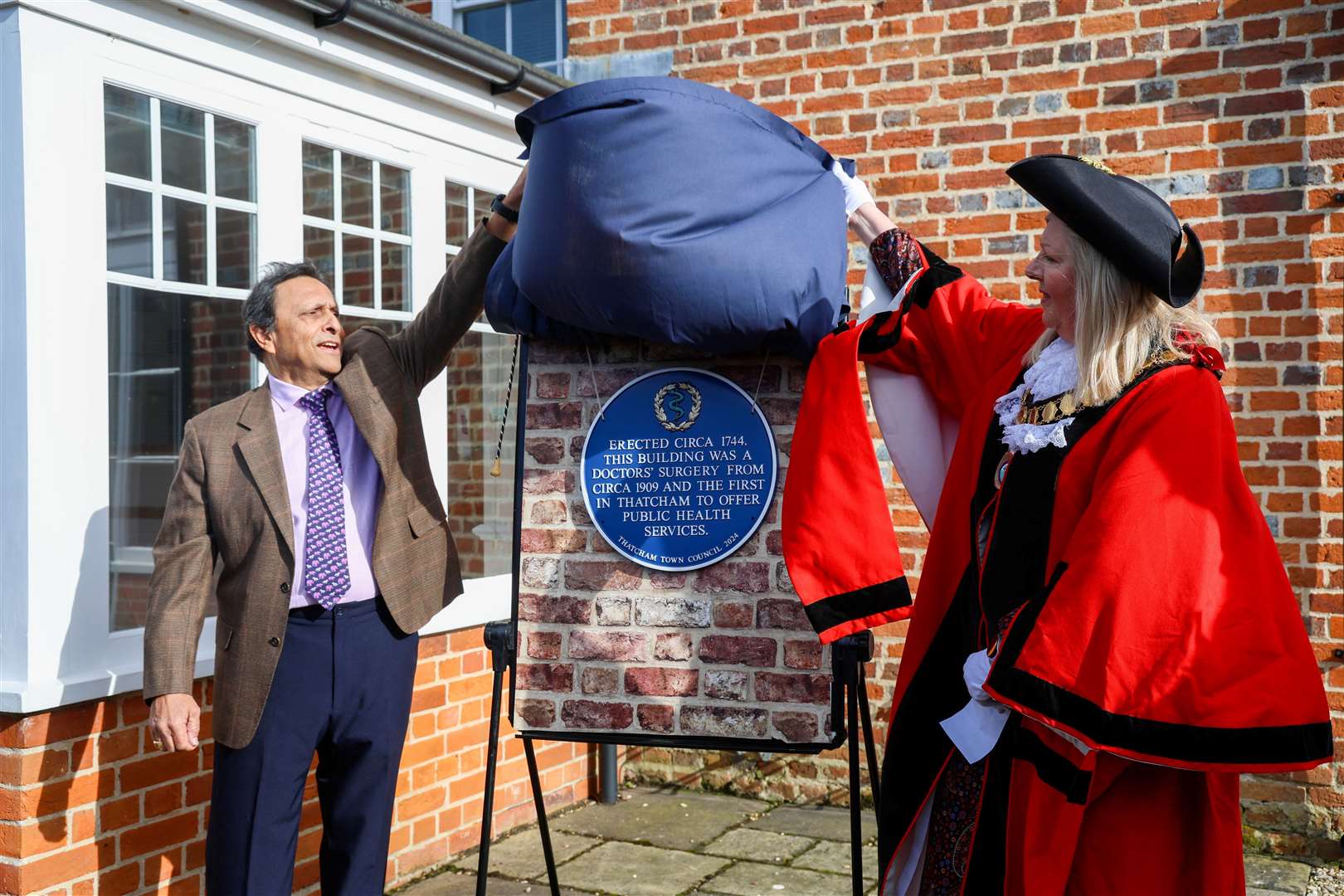 Roy Patel unveiling the plaque with Mayor of Thatcham Suzanne Adamantos